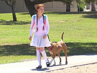 Redhead tatlı onun özel parçalar ile oynamak için açık havada sadece gider