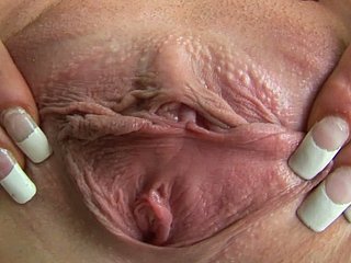 ऊपर बंद दृश्य में विशाल गुलाबी clit के साथ Fuckable श्यामला डॉक्सी brags