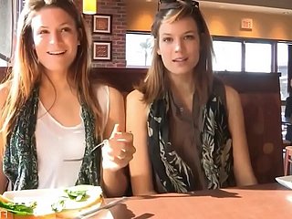 Undiluted Zwillinge Romi und Raylene masturbieren zusammen
