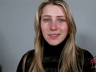Mooie blonde tiener Helen heeft prachtige borsten en mooie twat