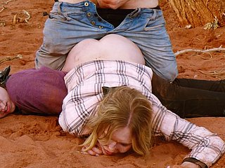 Milf bị bẩn hậu môn trong bẩn thỉu trong khi Cuck Girl tham dự
