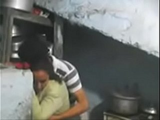 인도 형제 자매 가슴을 누르면