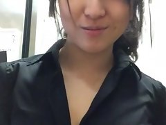 niña coreana intermitente en el trabajo