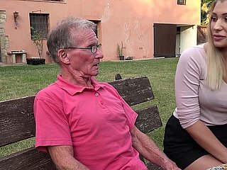 Blonde heiße Arsch anal von geilem Opa gefickt