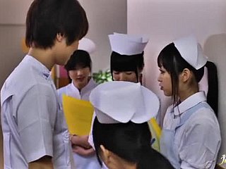 Perawat Jepang panas dikeluarkan dan hangat kacau di kamar mandi