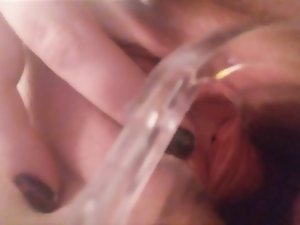 Peeing dalam pussy sendiri dengan spekulum