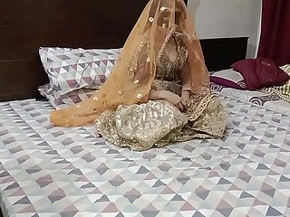 Pasangan seks hardcore di malam pernikahan
