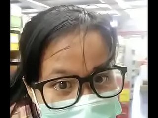 MILF menyusui Flash Chunky Titts di toko kelontong.