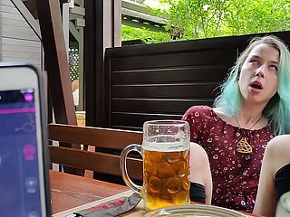 Controllo dell'orgasmo remoto della mia sorellastra near pub!