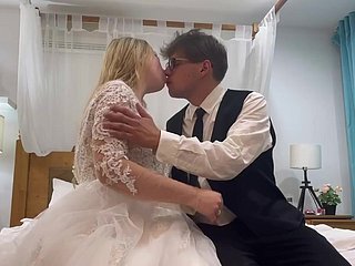 Iciness première nuit de noces: les jeunes mariés essaient les plaisirs charnels désirés depuis longtemps
