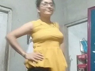 Tante en chemisier serré et soutien-gorge et sous-vêtements
