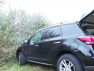 La madre matura scopa wide tutti i buchi all'aperto