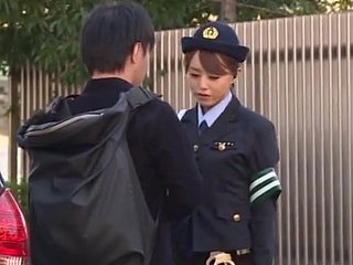 Smuty Constable Akiho Yoshizawa wird relating to den hinteren Teil des Autos geschlagen