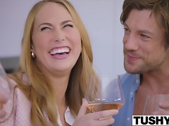 Tuchis Genç zengin kız cezalandırılır ve eşek gaped
