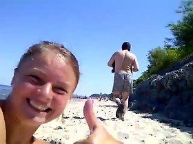 pervertido sacudidas en chilling grabación de playa mujer y chilling risa