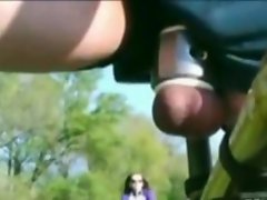 Menunggang basikal manakala bola terikat melepak