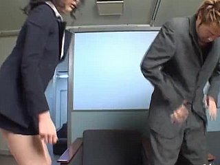 Lo splendido segretario asiatico soffia il cazzo duro del suo capo