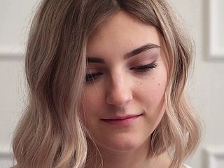 Numbed vierge blonde plantureuse Tieny Mieny perd sa virginité