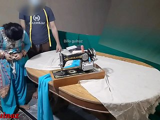 Desi Housewife scopata da un sarto Audio hindi molto caldo e chiaro. Desi indiano Bhabhi è andato a prendere i vestiti cuciti, quindi il sarto l'ha scopata