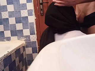 Potem z wielkim brzemieniem wszedł na mnie dupek i drań