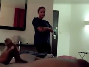 Otel Hizmetçi yakalar Him Unsustained ve Saatler Him Cum