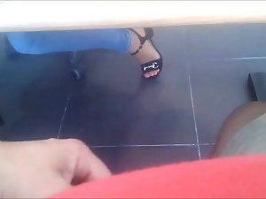 Nhấp nháy dưới bàn