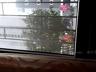 Arkadaşlar ve kız arkadaşlar için yemek masasında Çin (Kardeş Hao) topları