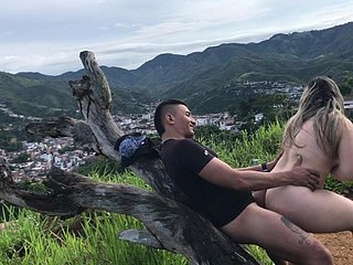 Колумбийская зрелая женщина приезжает на холм, чтобы мой друг мог напоить ее молоком