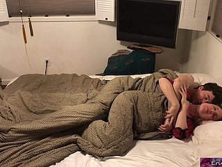 Stiefmutter teilt das Bett mit Stiefsohn - Erin Electra