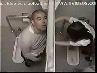 화장실에서 선생님이 학생을 성적으로 성추행하다