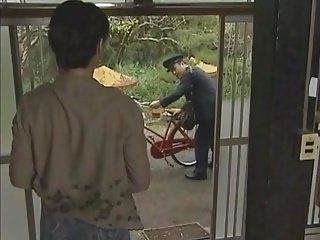 JPN ڈاکیا اور خاتون خانہ