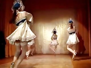 gadis-gadis cantik menari.