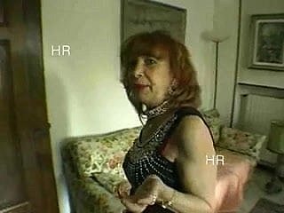 Mature italienne Séduits par deux jeunes et baisée