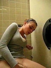 ٹوائلٹ میں orgasm کے دوران لڑکی حیرت !!!