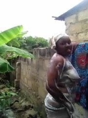 bebé africano toma una ducha